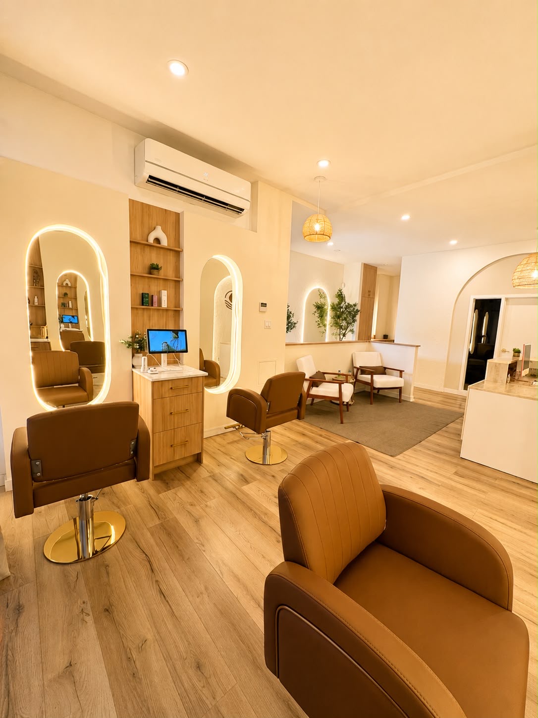Salon de soins, fauteuils et miroirs
